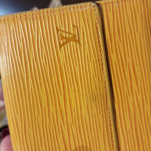 Authentic Louis Vuitton Epi short wallet - Picture 5 of 9